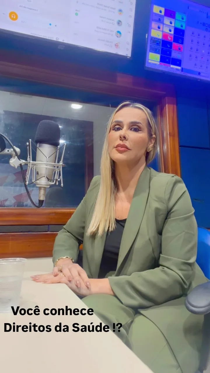 Lorena Raquelo em entrevista na Subaé FM, em Feira de Santana